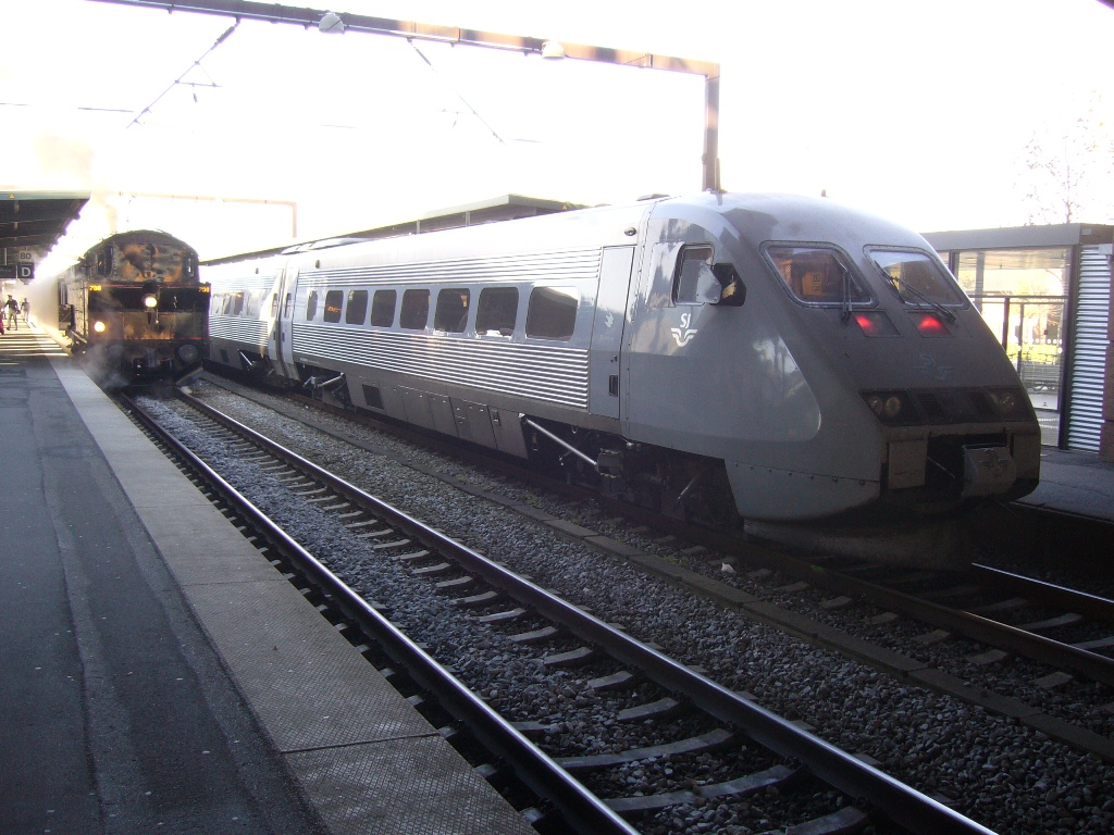 DSB S nr. 736 & SJ UB2XK 2542 i Odense den 16.-10.-2010
